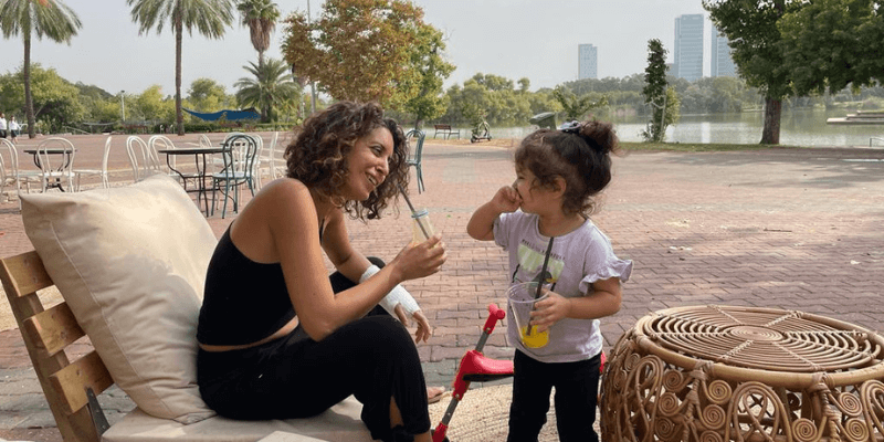 רונה ומיכל פולת מבלות יחד בפארק הירקון בחורף 2022